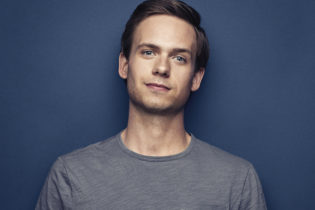 Биография Патрик Дж. Адамс